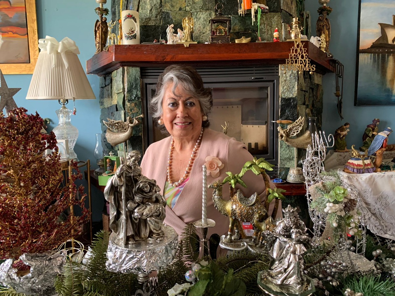 Coleccionista de nacimientos navideños coloca 99 belenes para las fiestas de diciembre