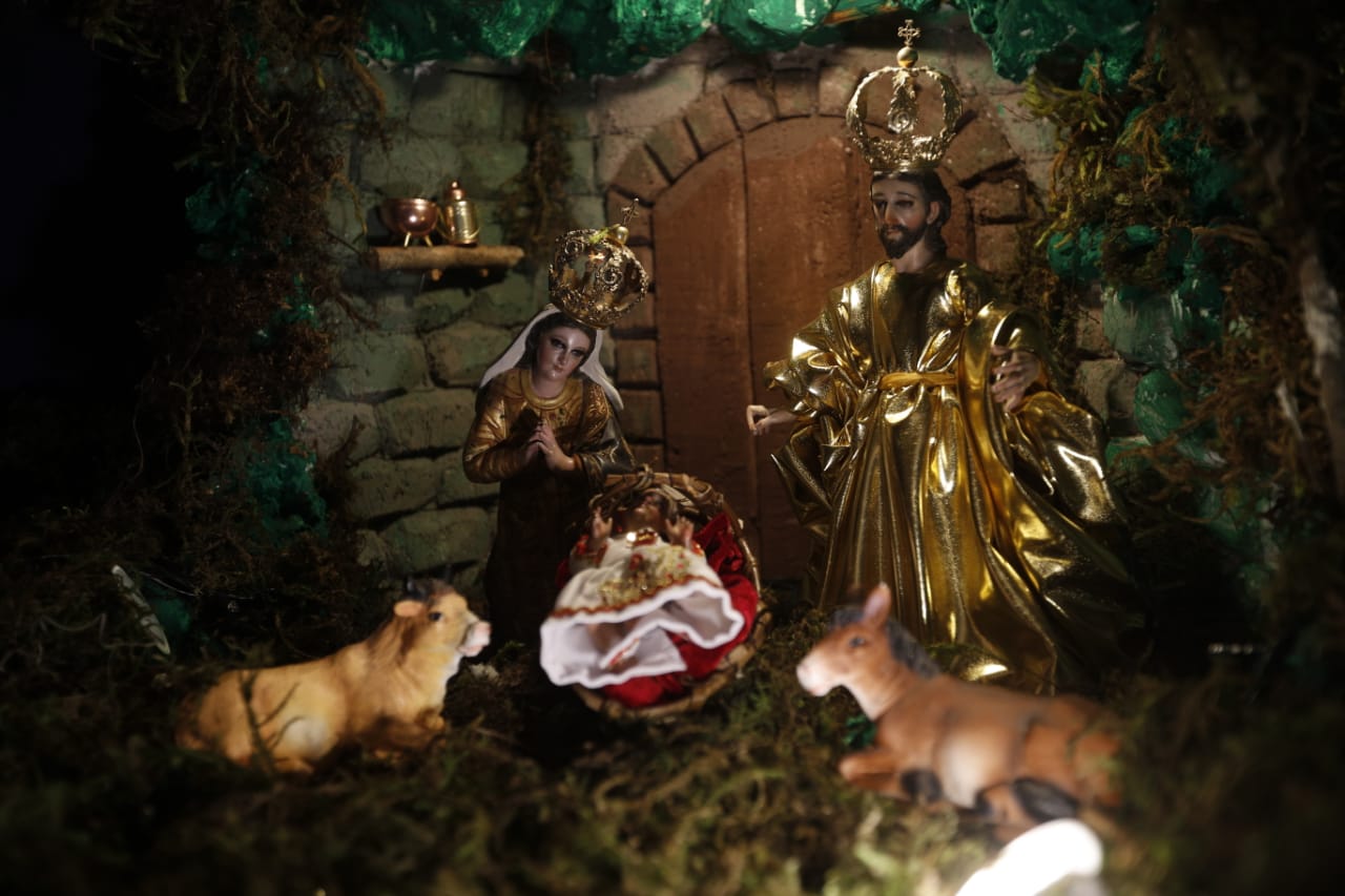 VIDEO: Conozca los nacimientos con más de 150 años que resguarda una familia en el Centro Histórico