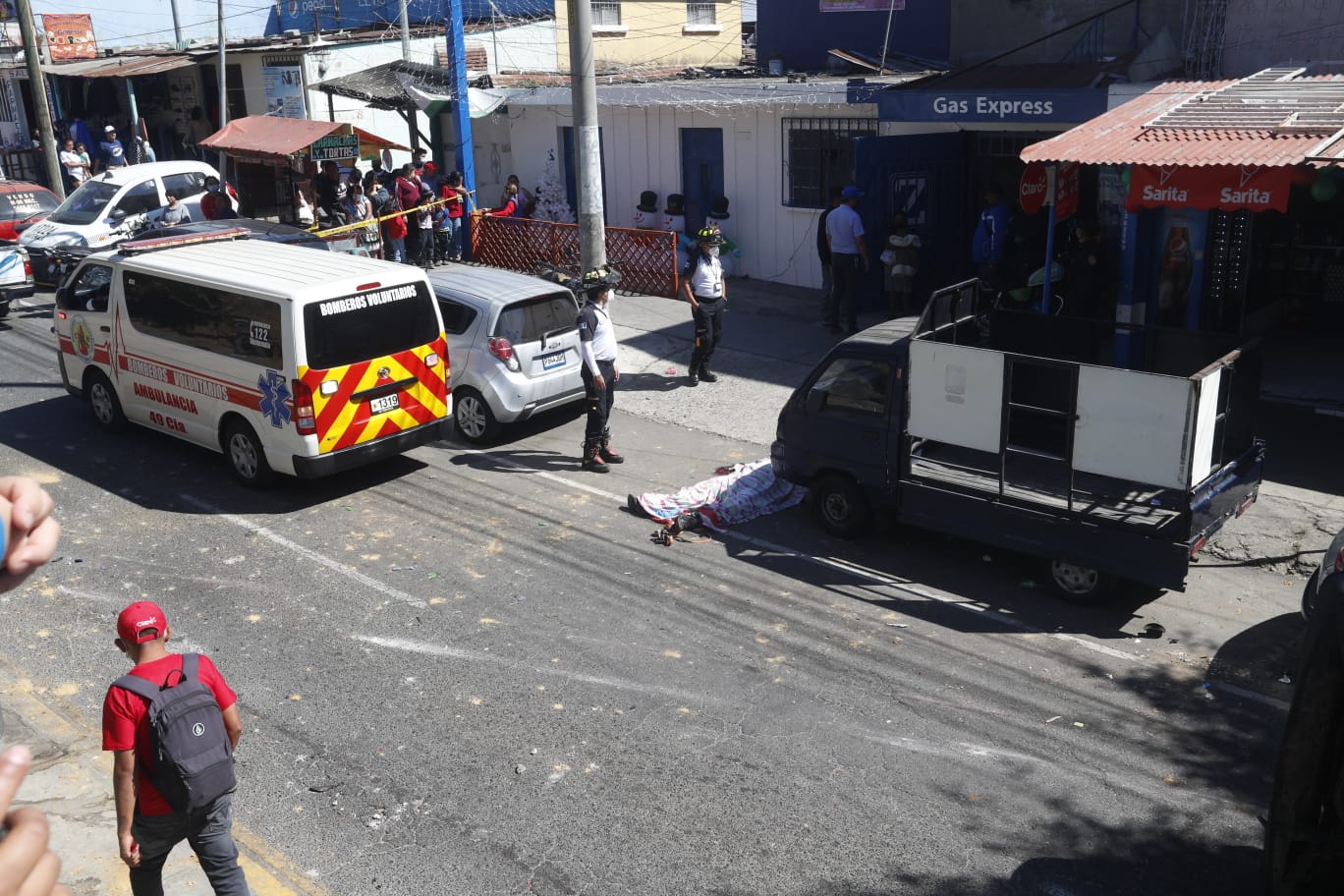 Motorista muere al caerle un vehículo mientras transitaba en una calle de la zona 7