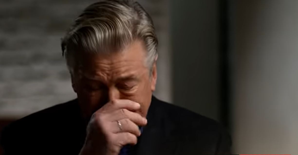 Alec Baldwin dio una entrevista a ABC News para hablar sobre el fatal incidente en el que disparó contra la directora de fotografía. (Foto Prensa Libre: ABC News)