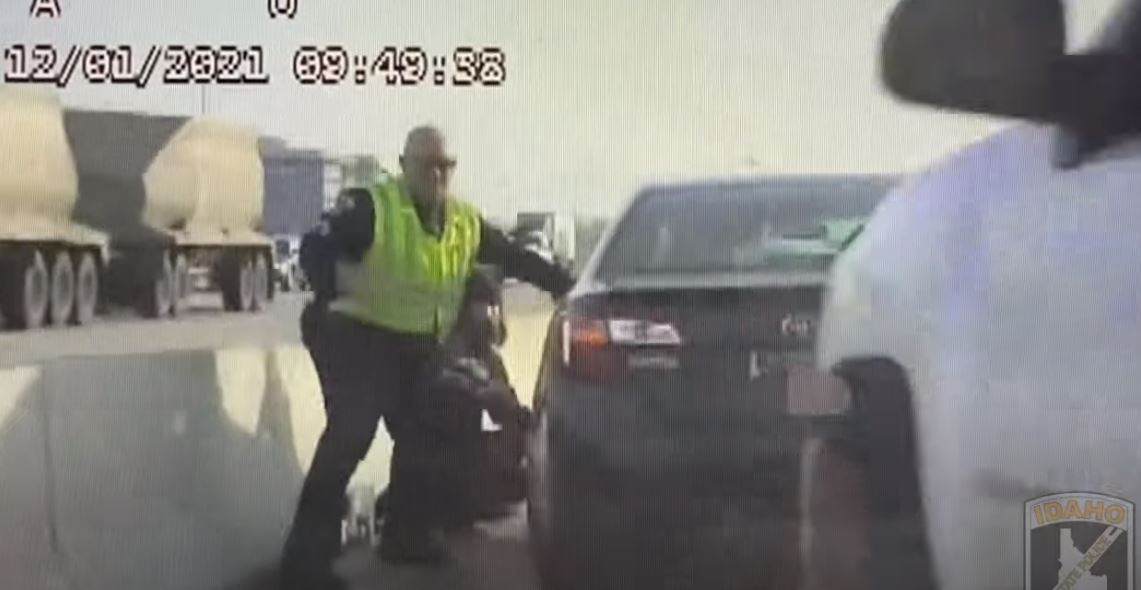 En video: policía y conductor casi pierden la vida al ser embestidos por un vehículo