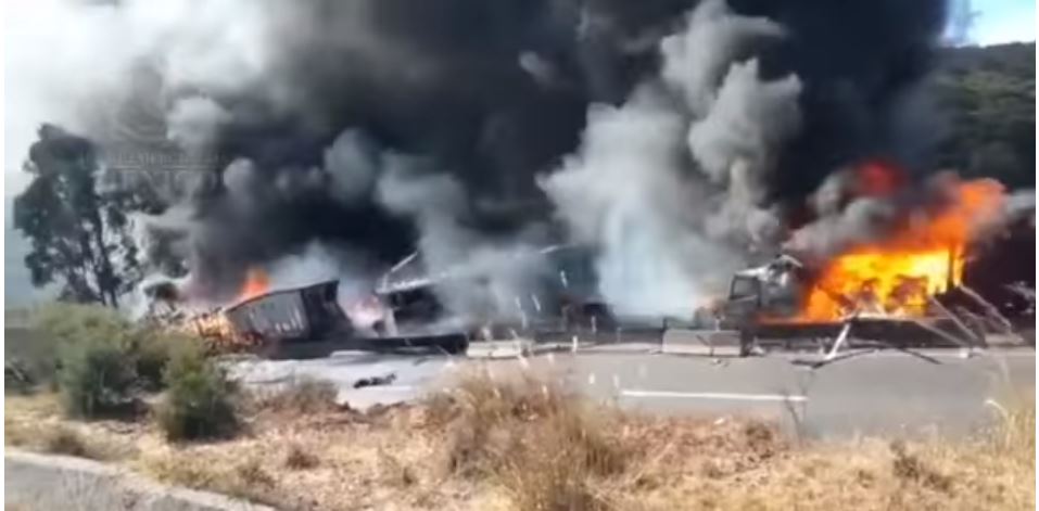 En imágenes: cámara capta el momento en que dos tráileres son consumidos por las llamas tras fuerte choque