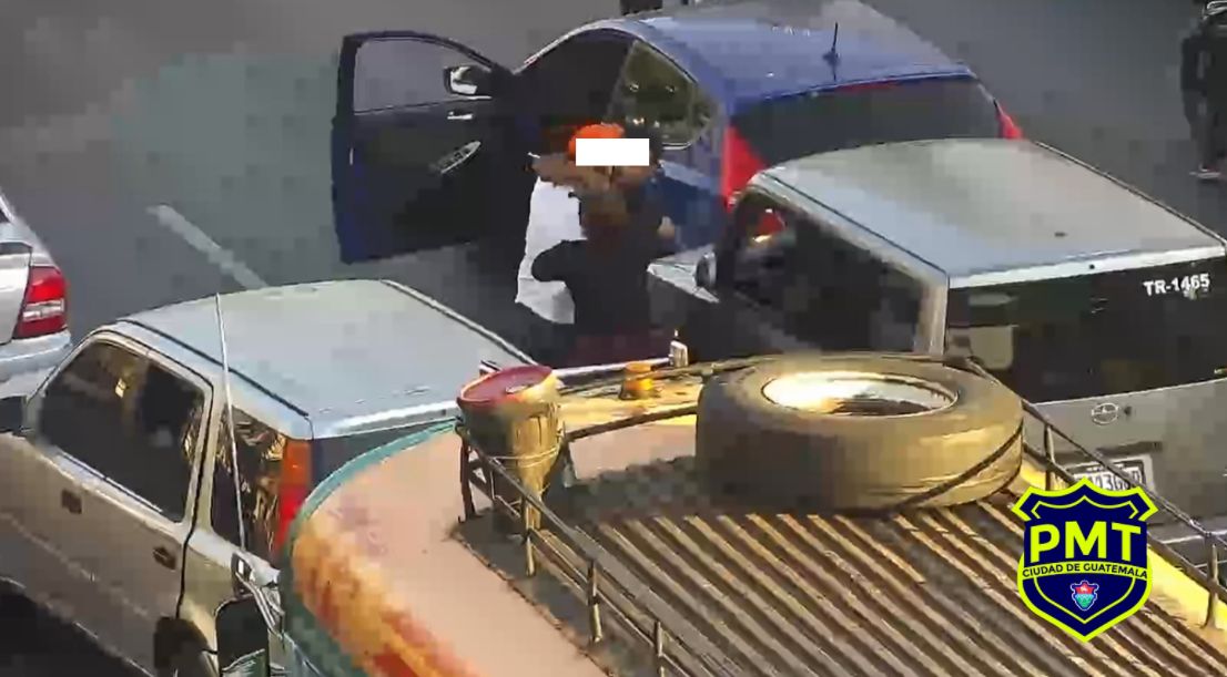 “Cinchazos y hasta mordidas”: Cámara capta trifulca entre dos conductores en la calzada Roosevelt