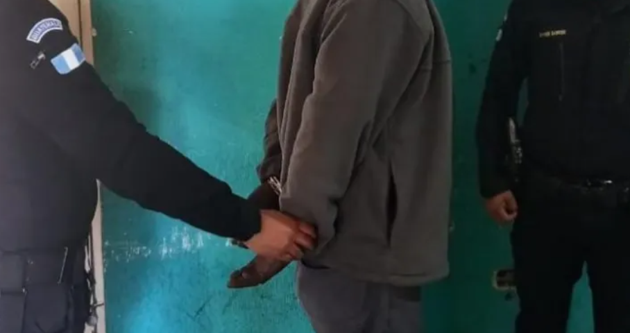 Intenta agredir con una navaja a agente de la PMT y termina detenido