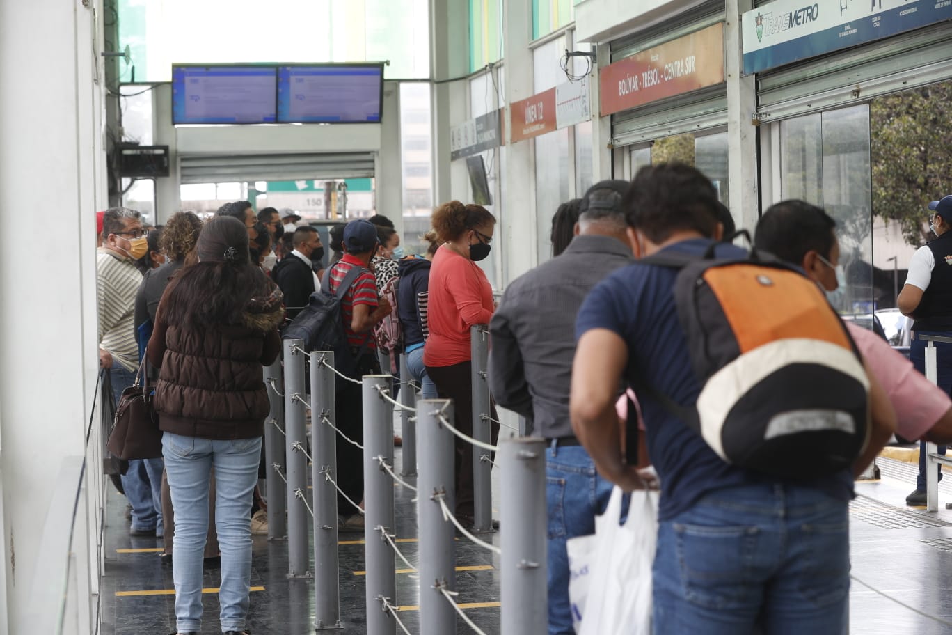 Las fotos que muestran que en el Transmetro no se cumple el distanciamiento social, aunque la municipalidad asegura que eso no ocurre
