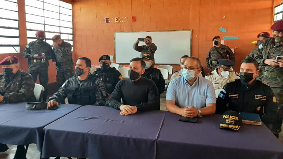 Ministros de Gobernación y Defensa visitan municipios bajo estado de Sitio