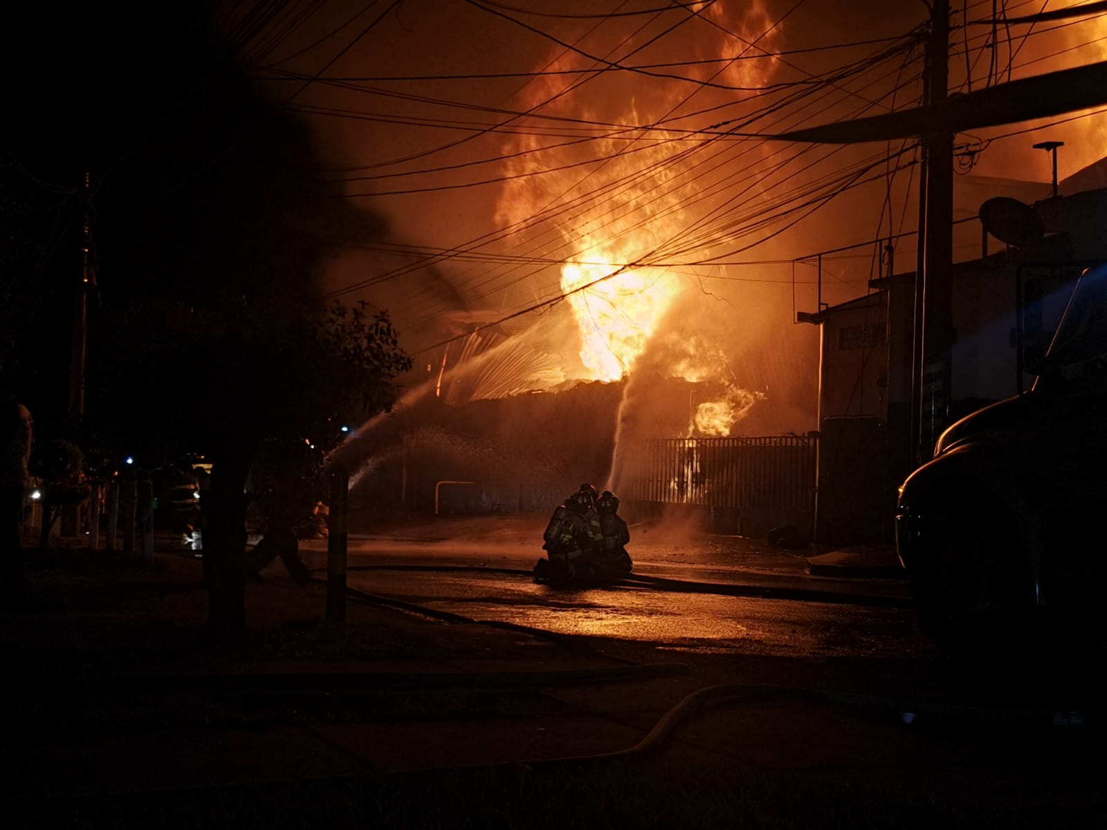 Bomberos combaten fuerte incendio en la Avenida Petapa