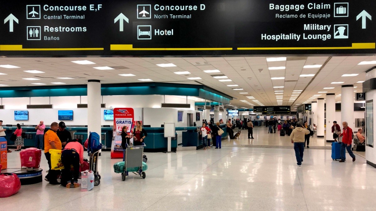 Cancelan vuelos en Miami por ómicron