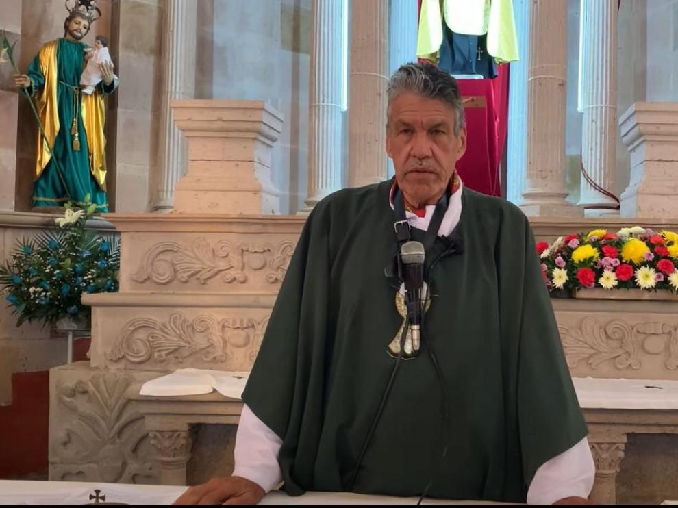 Sacerdote mexicano es apodado “padre pistolas” por oficiar misa con un revólver en la cintura y promover el uso de las armas