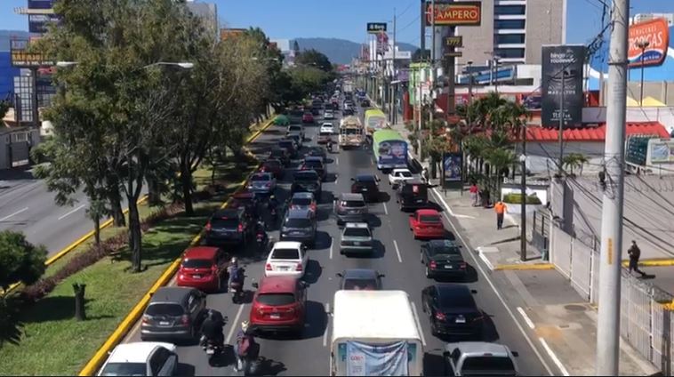 Intenso tráfico se reporta en día de Nochebuena