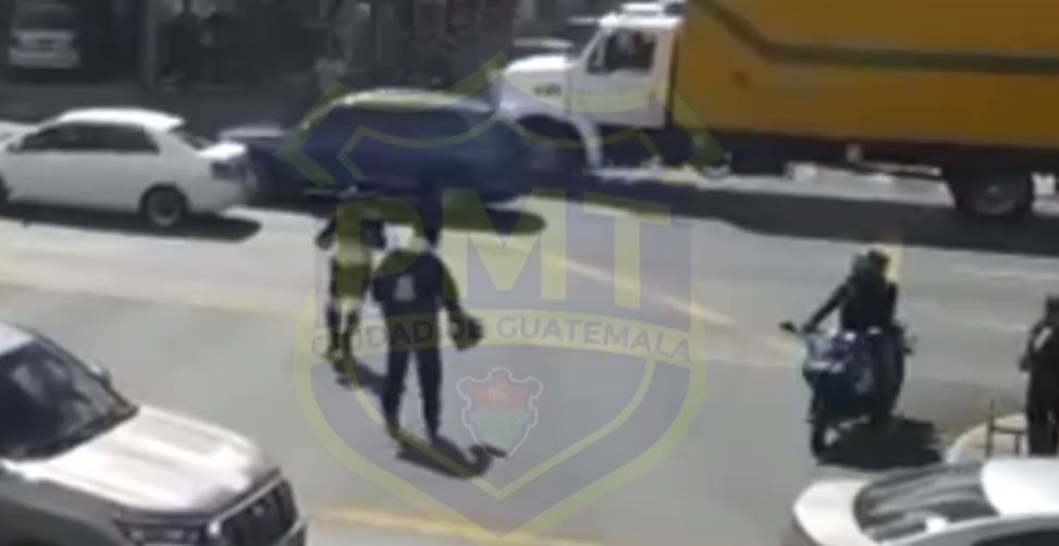 Imágenes: captan en video el momento en que agentes de Tránsito son agredidos tras colocar infracciones