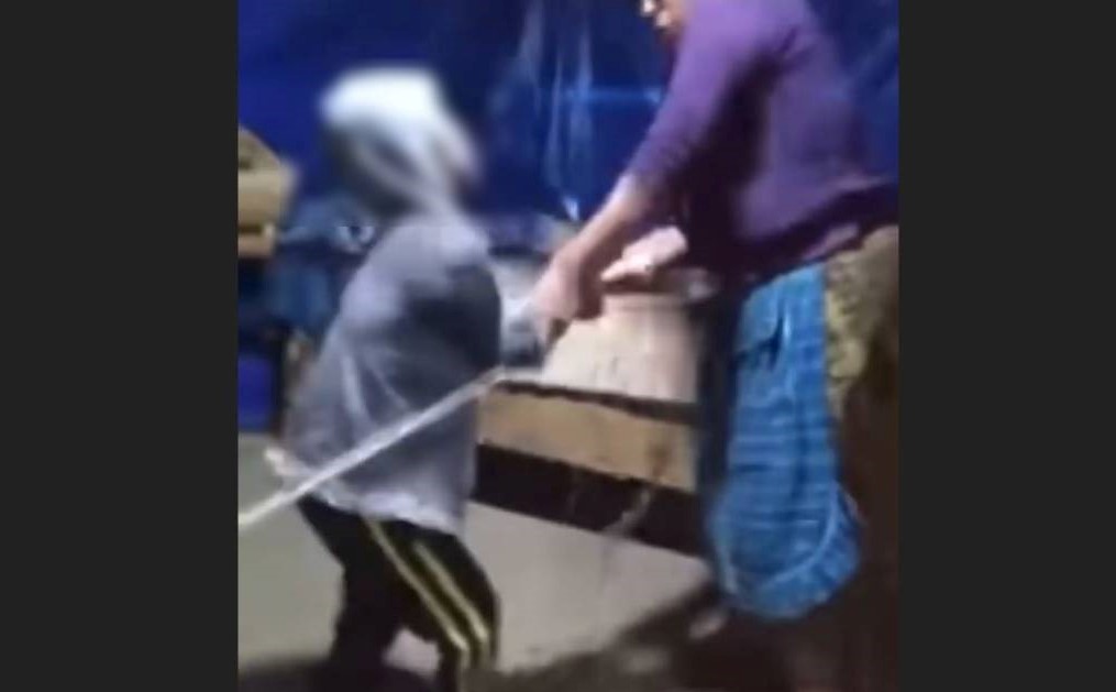 “¡Ya no, mamita. Me duele!”: cámara capta el brutal castigo que una mujer les da a dos niños que permanecen atados de manos