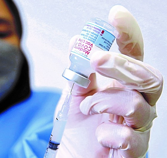 Se arruinan mil 180 dosis de la vacuna de Moderna en centro de salud de Xela