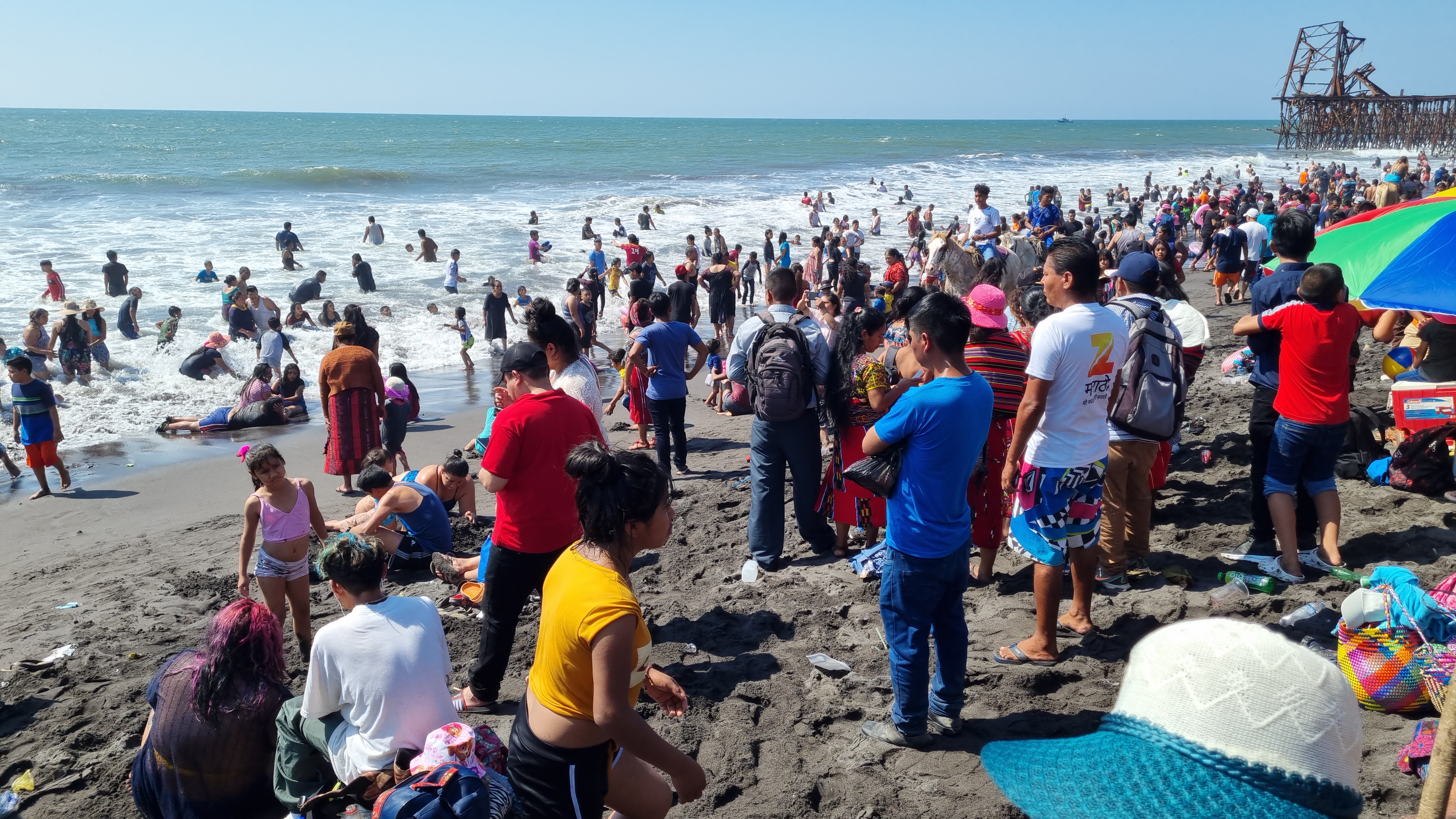 Decenas de turistas abarrotan playas de Champerico y Tulate en medio del repunte de casos de coronavirus