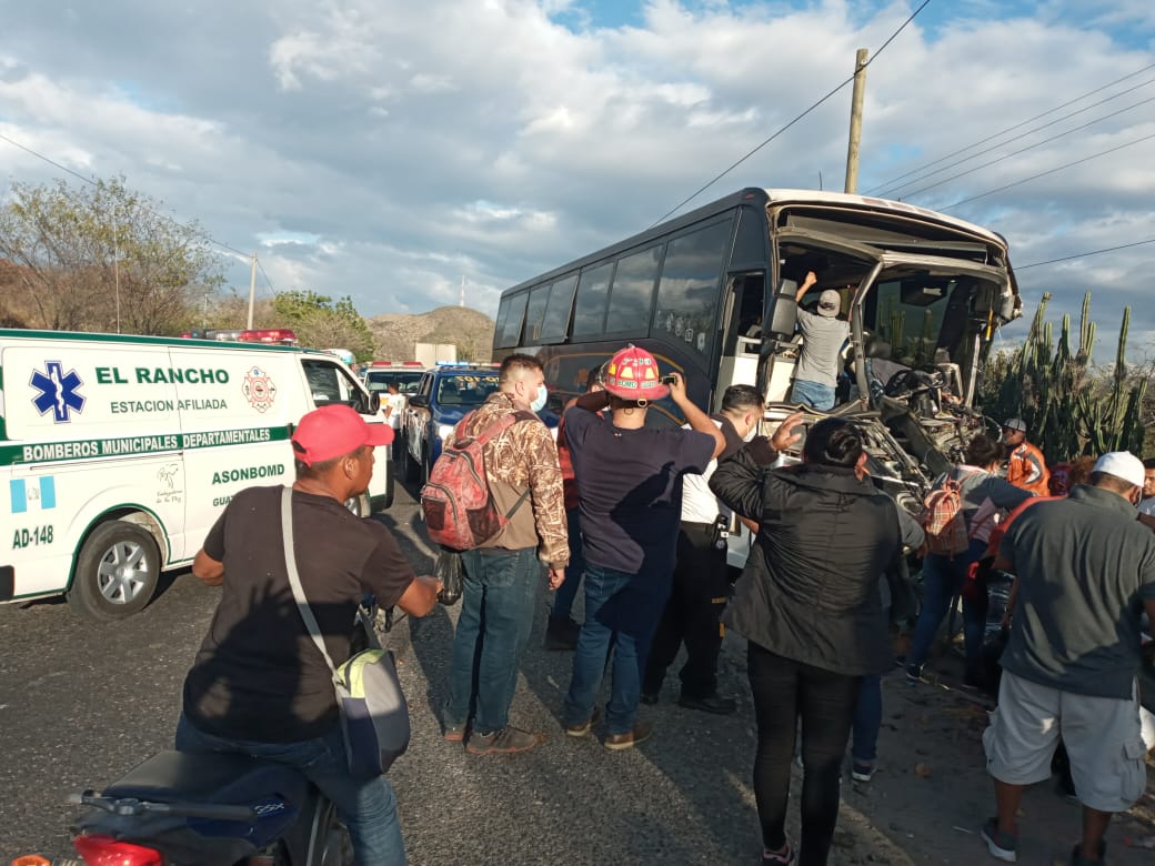 Fuerte accidente entre autobús y camión deja nueve personas heridas, entre ellas varios menores
