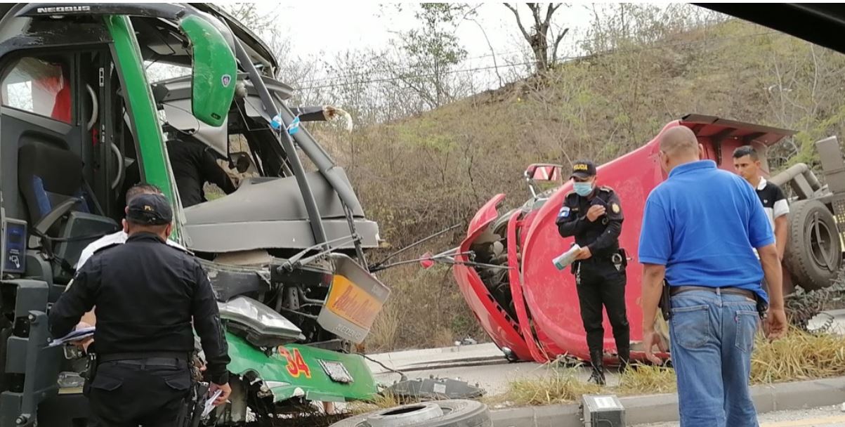 Videos: reportan 15 heridos tras choque de camión y un autobús en la ruta al Atlántico