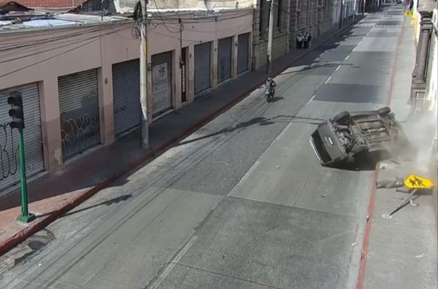 Galería: la secuencia del fuerte accidente entre un automóvil y una motocicleta en la ciudad capital