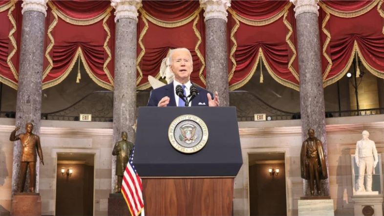 Biden culpa a la “red de mentiras” de Trump por el ataque al Capitolio (y la dura respuesta del expresidente)