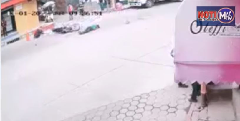 Cámara capta el impactante momento en que una motocicleta arrolla a un peatón en Salamá