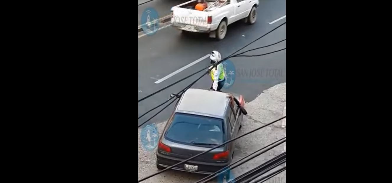 Video: hombre que conducía a gran velocidad se lleva sobre el capó de su vehículo a un agente de la PM