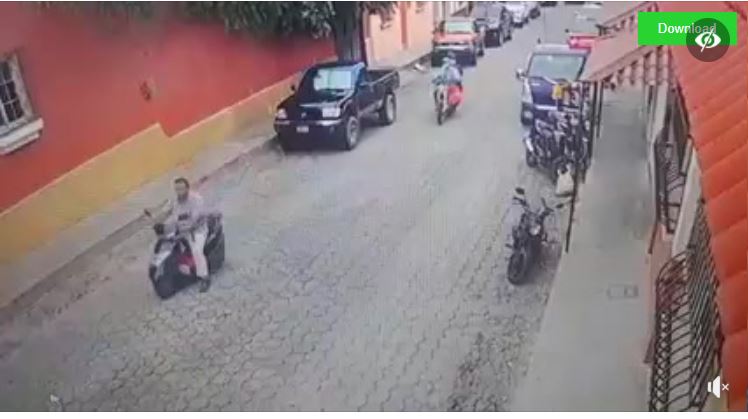 Video: sicario persigue entre el tráfico a una mujer y la ataca a balazos en pleno centro de Chiquimula