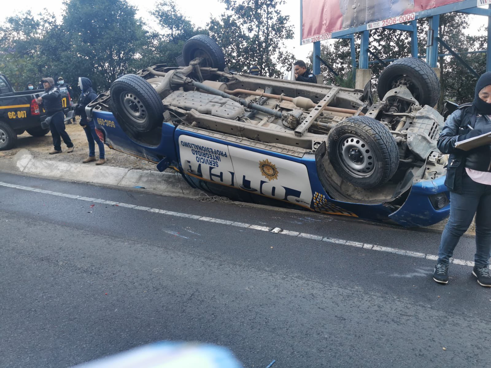 Tres agentes de la PNC quedan heridos al volcar autopatrulla en la ruta Interamericana