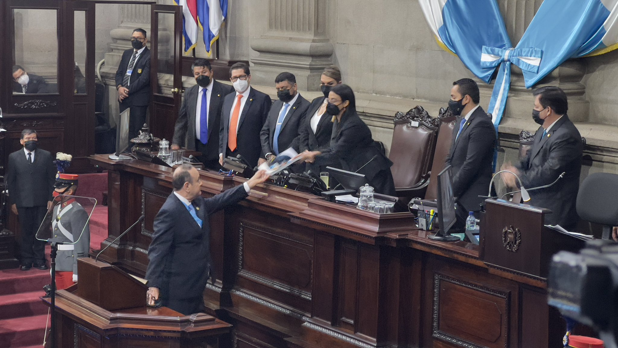 Corona fúnebre, mascarillas en contra del Gobierno y protestas: las imágenes de la presentación del segundo informe del presidente Giammattei