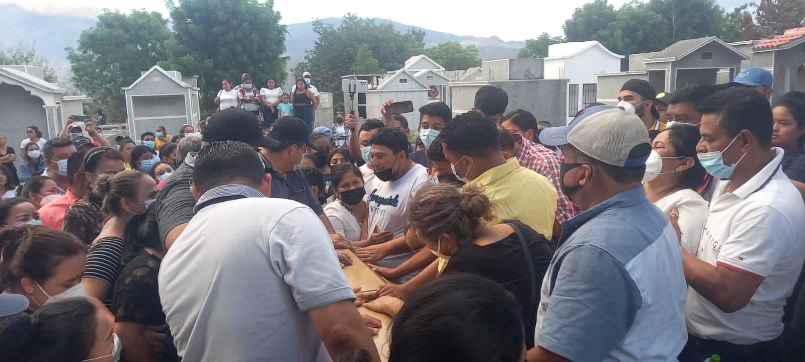 “Ella era una dulce mujer”: las desgarradoras palabras que parientes le dedicaron a Keyla Villeda durante su entierro