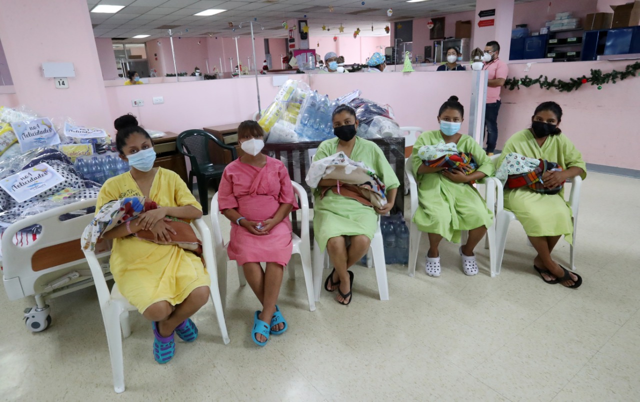 Maratón de la Cigüeña de Prensa Libre: cinco bebés que nacieron en las primeras horas del 2022 reciben obsequios