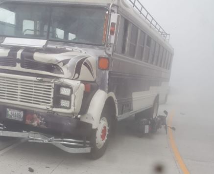 Estarían ebrios: tres hombres que viajaban en dos motocicletas resultan heridos al estrellarse contra un bus en Tajumulco