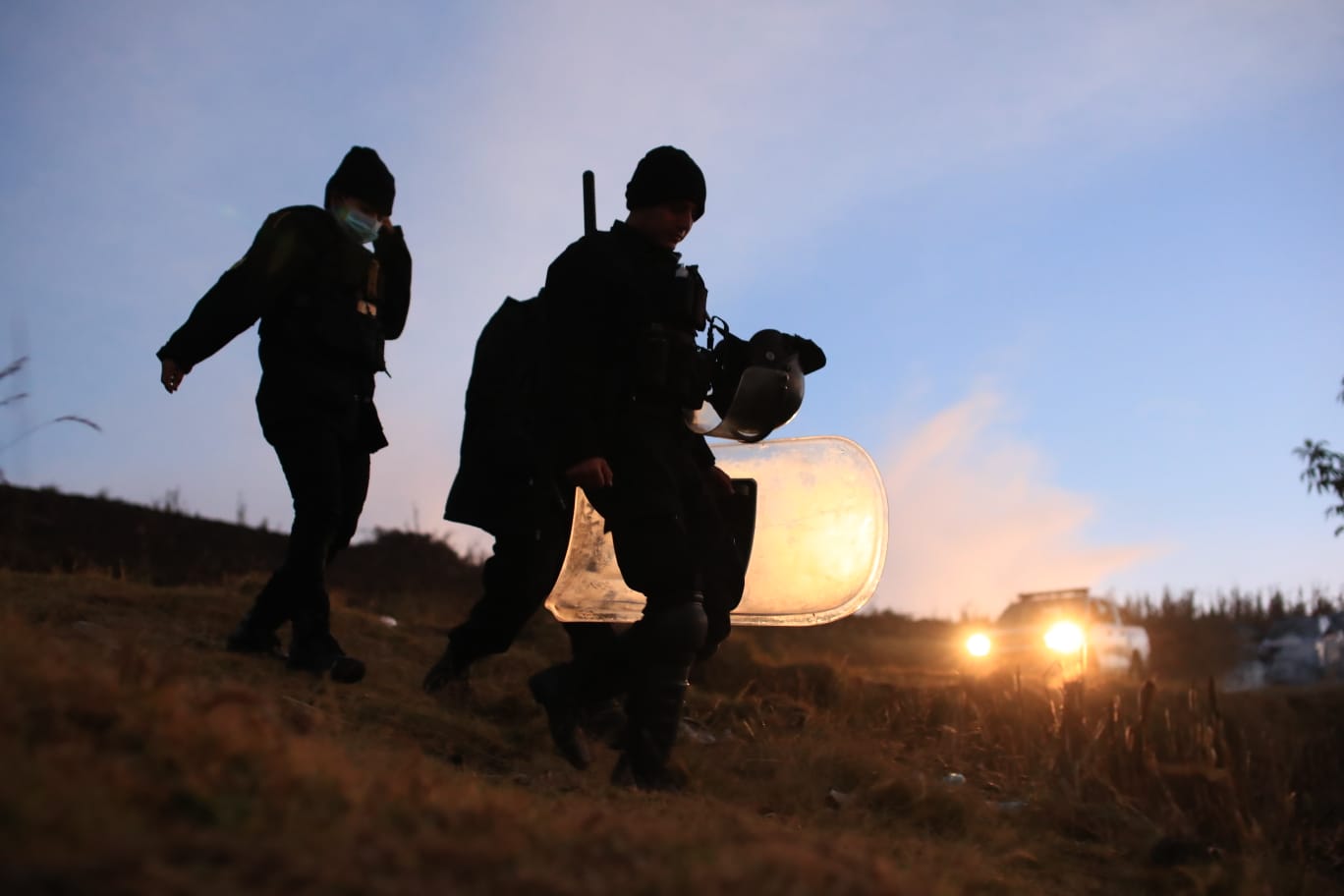 En imágenes: replegados en un campamento improvisado, agentes de la PNC sopesan sobre ataques de pobladores de Nahualá