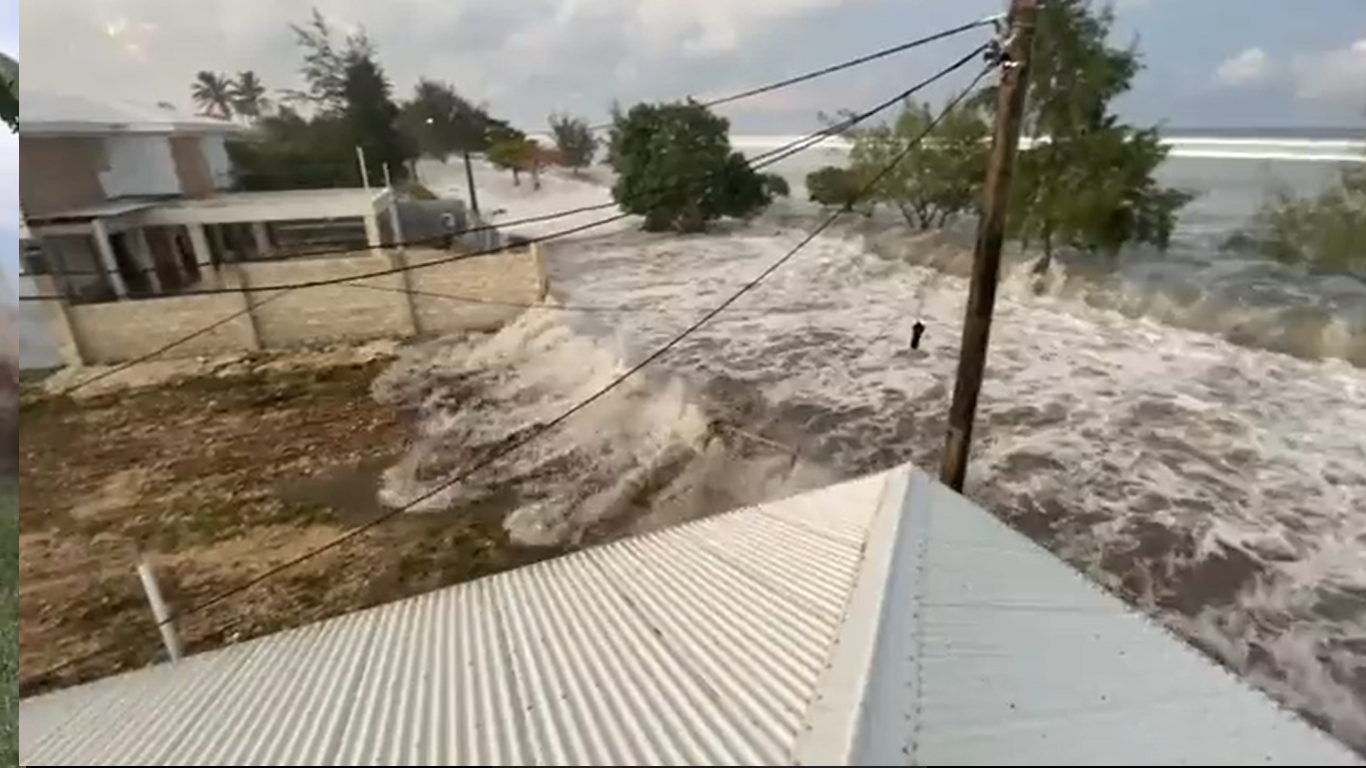Vídeos muestran el momento en que las olas de tsunami impactaron la isla de Tonga luego de la erupción de volcán submarino