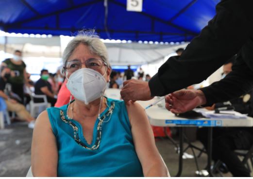 Aplicarán cuarta dosis contra covid-19 para personal sanitario, mayores de 50 años y de 12 años en adelante con enfermedades crónicas