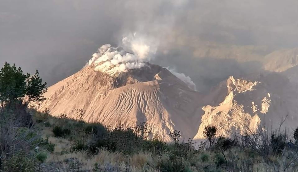 Volcán Santiaguito: captan desde su cráter el impresionante momento en que el coloso hace erupción