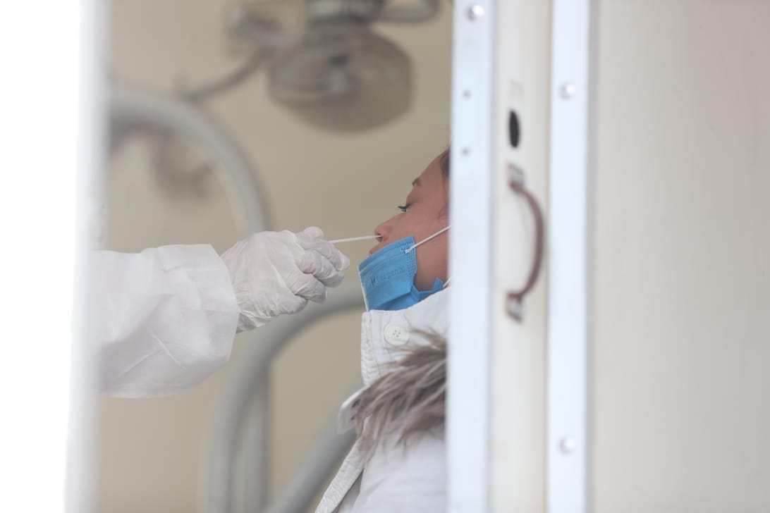 Salud advierte que variante Ómicron causa síntomas similares a la gripe