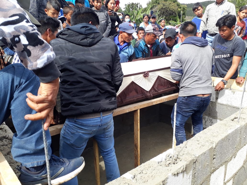 Familiares sepultan los cuerpos de las víctimas del accidente en Huehuetenango