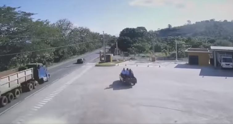 Cámara capta el fatal momento en que una mujer cae de picop y es arrollada por un camión en Izabal