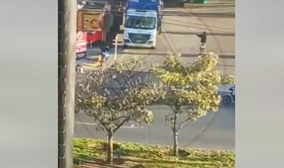 Cámara capta el tenso momento en que un motorista y supuestos ladrones se enfrentan a balazos en plena vía