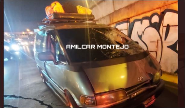Video: Esto sucedió con el peatón que cayó sobre un auto en movimiento desde un puente en la calzada Roosevelt