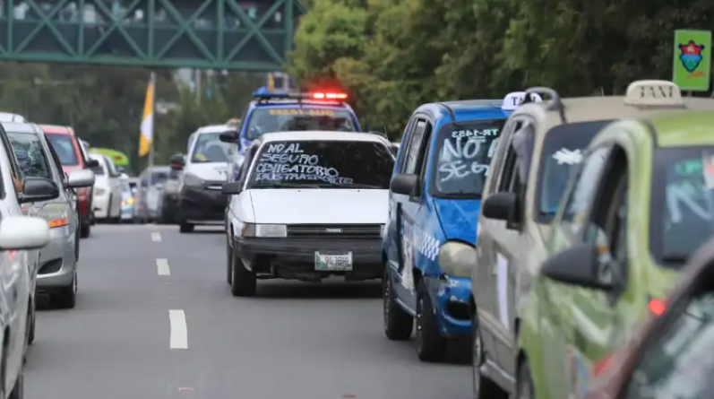 Transportistas mantienen en pie el bloqueo de carreteras para pedir la derogación del acuerdo que los obliga a pagar seguro