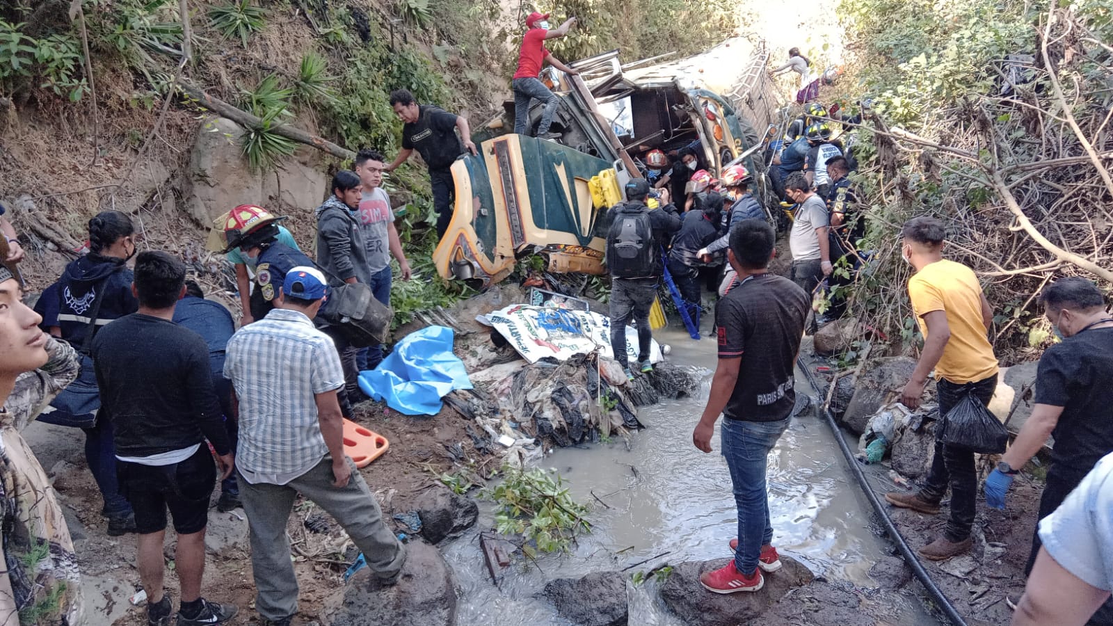 Tragedia en Sumpango: Autobús cae a barranco y deja al menos cinco muertos