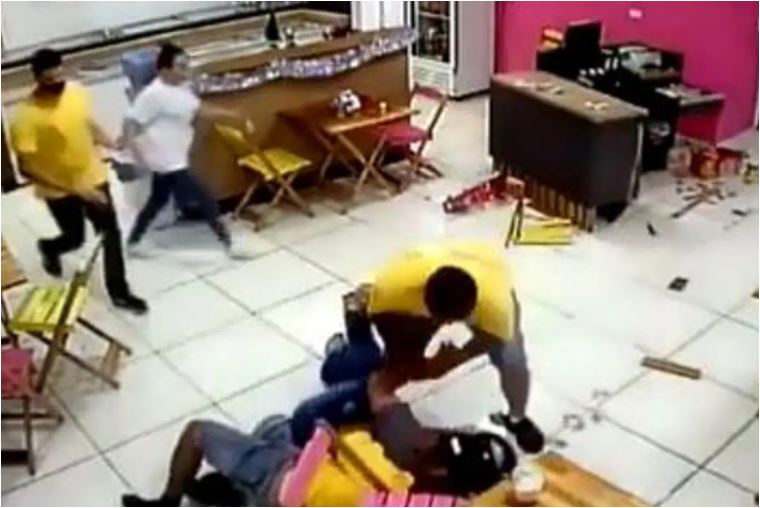 Video: empleados de heladería frustran asalto con sillas y un palo