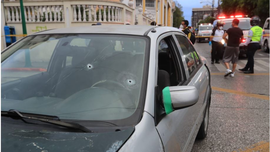 Ataque armado en plena vía deja un muerto y una mujer herida en la zona 1 capitalina