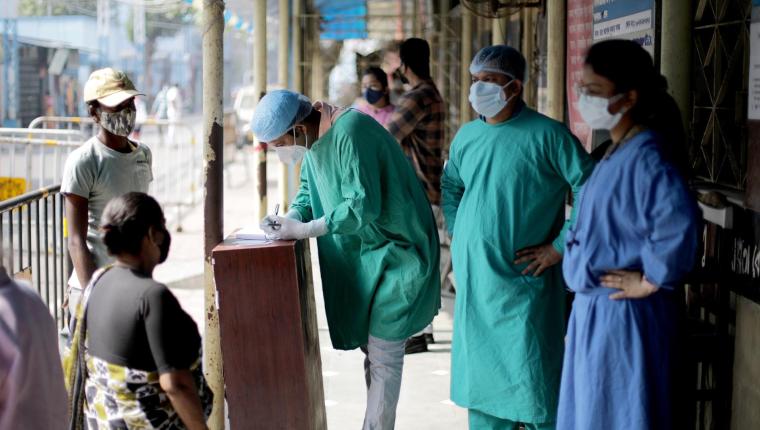 Por qué el apogeo de ómicron y la escalada de contagios podrían marcar el final de la pandemia, según la OMS