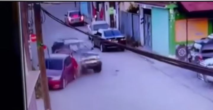 Cámara capta el impresionante momento en que una camioneta pierde el control y choca contra otros autos en Huehuetenango