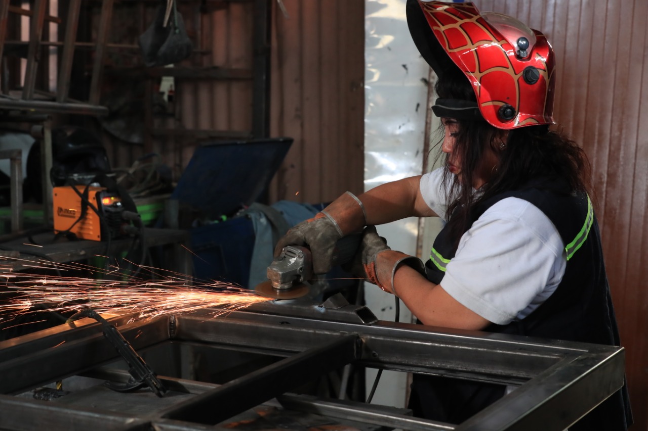 Una historia ejemplar, conozca a Julieta Luna que aprendió herrería para sacar adelante a su familia