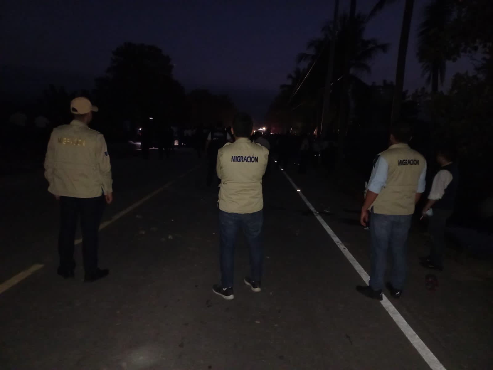 Lanzando piedras y a empujones un grupo de migrantes intenta seguir su camino hacia el norte