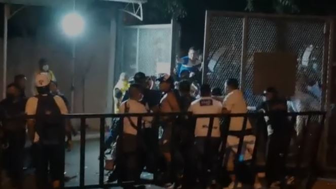 Video: aficionados cremas ingresan por la fuerza al Doroteo Guamuch Flores