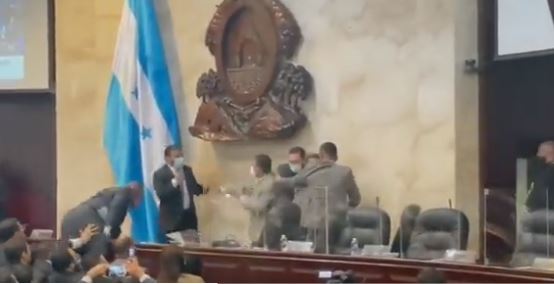 En imágenes: golpes, gritos y empujones inauguran legislatura y mandato de Xiomara Castro en Honduras