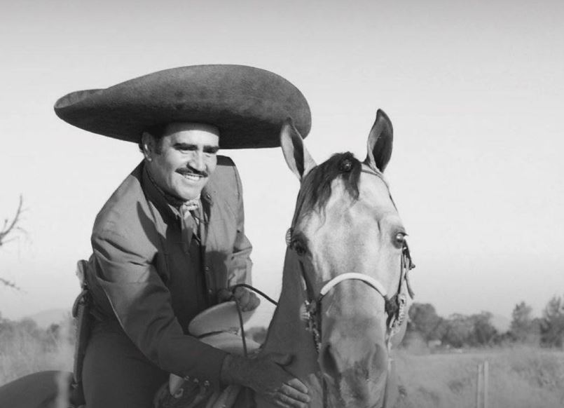 “El Potrillo” publica inédito video de Vicente Fernández “sin bigote” y con mirada “coqueta” especial para doña Cuquita